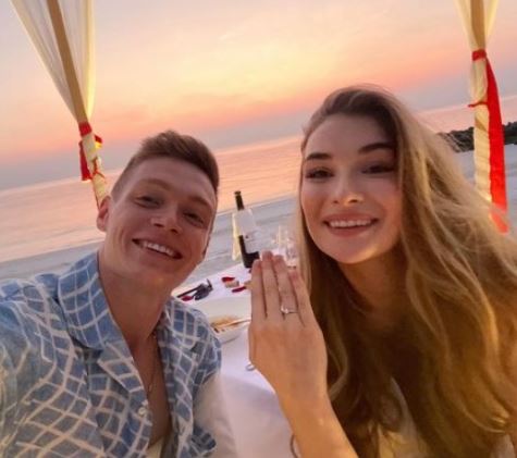 Romana Tsygankova flaunting her ring after she said “yes” to Viktor Tsygankov in 2021